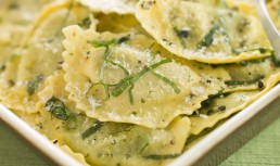Ravioli cu sos de lămâie, unt și busuioc