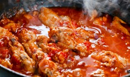 Pui la tigaie cu roșii și usturoi