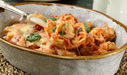 Tortellini la cuptor cu roșii și mozzarella