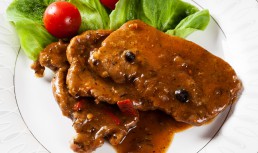 Cotlet de porc cu sos de roșii și măsline