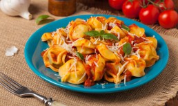Tortellini cu sos de roșii - cea mai simplă rețetă