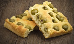Focaccia cu măsline - rețetă simplu de făcut acasă