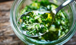 Sos chimichurri - rețeta originală argentiniană