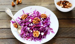 Salată de varză albă și roșie, cu mere și brânză