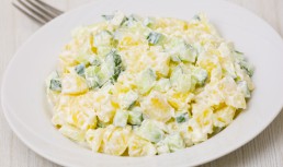Salată de cartofi cu ouă și smântână