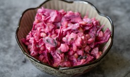 Salată de sfeclă roșie cu iaurt grecesc