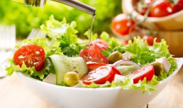 Salată verde cu roșii și castraveți