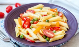 Paste cu legume și sos alb