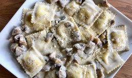 Ravioli cu sos și ciuperci