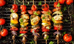 Frigărui de pui în stil mediteranean