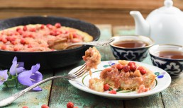 Plăcintă cu rubarbă și căpșuni