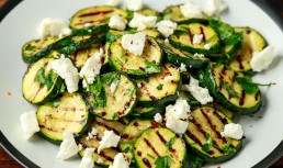 Dovlecei la grătar cu oțet balsamic și pătrunjel