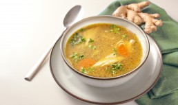 Supă de pui cu legume și ghimbir
