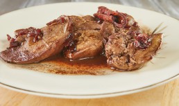 Ficăței de curcan în sos de vin roșu