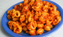 Tortellini cu sos de roșii și smântână