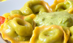 Tortellini cu pastă de avocado