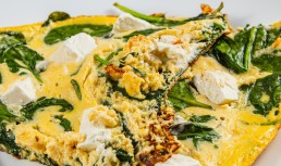 Omletă cu spanac și condimente mediteraneene