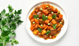 Tocăniță de porc cu cartofi și măzare