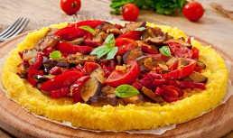 Pizza de post cu blat din mămăligă