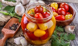 Roșii marinate cu usturoi