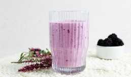 Smoothie cu mure și lavandă