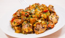 Tocăniță de ciuperci cu cartofi. Rețeta de post, consistentă și delicioasă