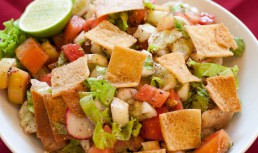Salată Fattoush - rețeta originală de salată libaneză