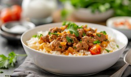 Mușchiuleț de porc picant cu orez - în stil asiatic