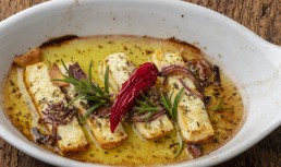 Halloumi la cuptor cu miere și chilli