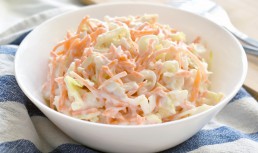 Salata coleslaw. Rețeta originală de salată cu varză și morcovi