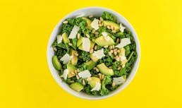 Salată cu nuci, kale, avocado și parmezan