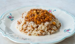 Orez cu linte și ceapă caramelizată - rețeta libaneză de mujadara