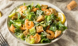 Salată Caesar cu creveți. Rețetă ușoară și delicioasă