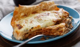Lasagna ca în Bologna – cu sos ragu fiert ore întregi
