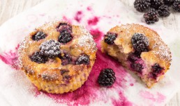 Brioșe (muffins) cu lapte bătut și mure