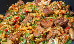 Orez cu ciuperci și carne de porc la cuptor