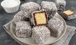 Prăjitură tăvălită cu cocos - Lamington