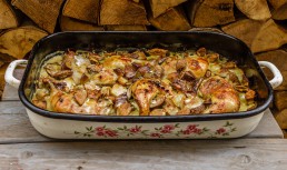 Pulpe de pui cu cartofi și ciuperci la cuptor