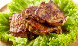 Cum faci ceafă de porc la grătar să iasă fragedă și bine făcută