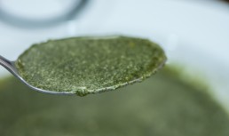 Piure de urzici - rețetă cu mălai și usturoi