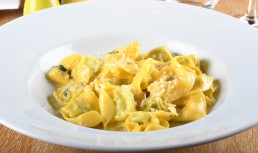 Tortellini cu sos de usturoi și parmezan