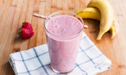 Milkshake de căpșuni și banane