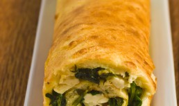 Ruladă din omletă cu spanac