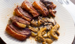 Piept de rață cu ciuperci și oțet balsamic