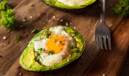 Ouă coapte în avocado. Mic dejun sănătos în doar 15 minute!