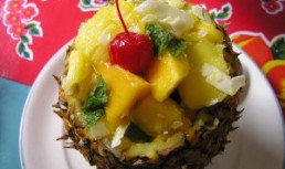Ananas umplut cu fructe