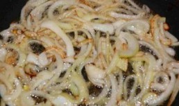 Antricot de vita cu ceapa prajita si spotzle cu varza