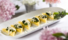Aperitiv festiv cu mamaliga si pesto