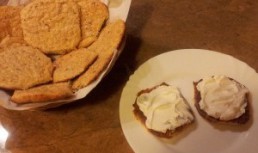 Aperitiv turte din tărâțe de ovăz cu brânză de capră