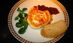 Branza de capra, gratinata, cu dulceata de zmeura